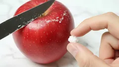 Hoe verwijder je de waslaag van appels uit de winkel: de eenvoudigste manier. Waarom is dit nodig?