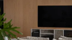 Moderne woonkamer met houten panelen en grote televisie in Caxias do Sul