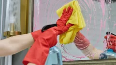 Snel en streepvrij: zo maak je je badkamerspiegel schoon zonder chemicaliën