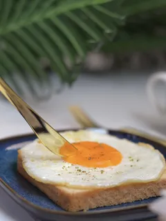 Persoon snijdt een stuk brood met een mes