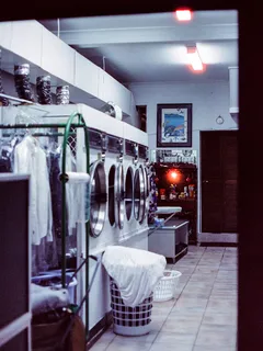 Waskamer met wasmachine en droger voor efficiënt wassen