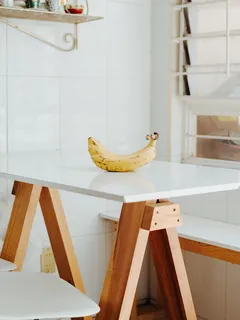gele banaan op houten tafel