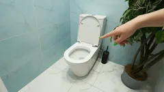 Laat het deksel van het toilet nooit open: je loopt de volgende risico's
