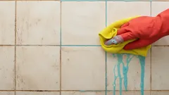 Aanslag op de tegels in de badkamer? Schoonmakers onthullen het geheim om er gemakkelijk vanaf te komen