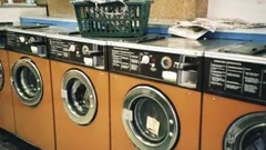 groene plastic mand op voorladende wasmachine