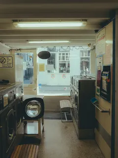 Waskamer met wasmachine en droger, moderne inrichting