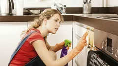 Vet heeft geen schijn van kans in de keuken: zo maak je zelf een uitstekend middel voor een habbekrats