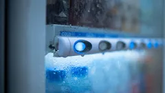 Close-up van een wit apparaat op een lichte achtergrond