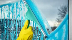 Streeploze ramen? Zo simpel is het: meng dit middel met water en je zult versteld staan van het resultaat