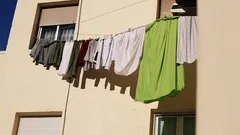 kleding aan hangers in kast