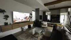 Woonkamer met meubels en een plat scherm televisie