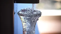 Close-up van een glas water met heldere vloeistof