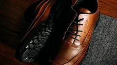 paar bruine schoenen op houten vloer
