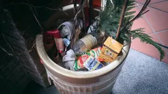 Potplant gevuld met een hoop afval in een pot