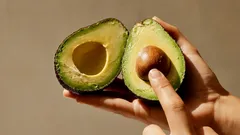Gooi je avocadopitten weg? Dit kun je er in 5 minuten mee doen