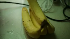 Gele banaan fruit op grijze tafel