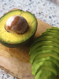 Avocado gehalveerd op een snijplank