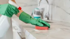 Het vet verdwijnt: voeg gewoon dit eenvoudige ingrediënt uit uw keuken toe aan heet water