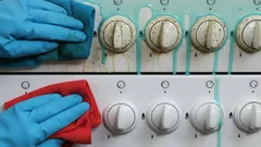 Er blijven geen vette vlekken achter op de handgrepen van het fornuis: het geheim van professionele schoonmakers