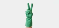 Groene schoonmaakhandschoen hand maakt vredesteken tegen witte achtergrond