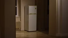 Witte koelkast met vriezer in een moderne keuken